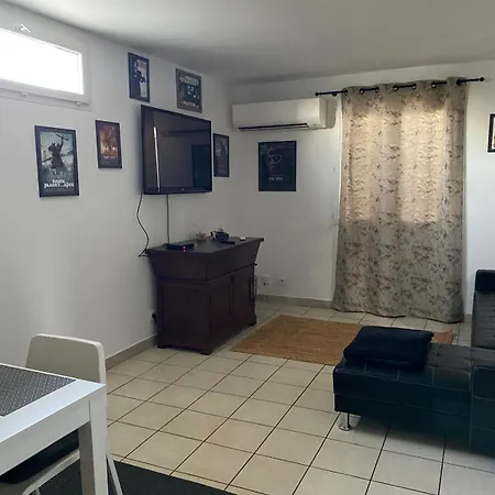 Agreable Rez De Jardin Avec Piscine Et Jacuzzi דירה סרביון